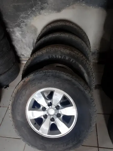 Vendo 4 Rodão 16 da Hilux com peneu