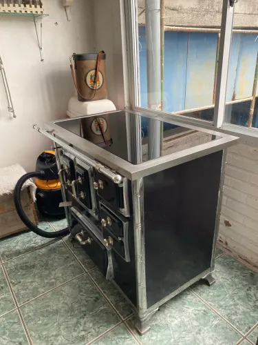 Vende -se um fogão lindo a lenha 