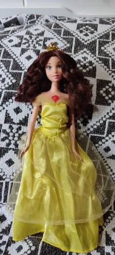 Boneca bela e a fera que canta 