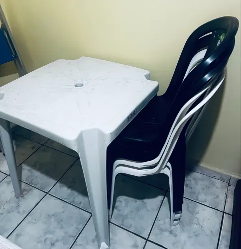 Vendo mesa de plástico branca com 4 cadeiras usada uma única vez
