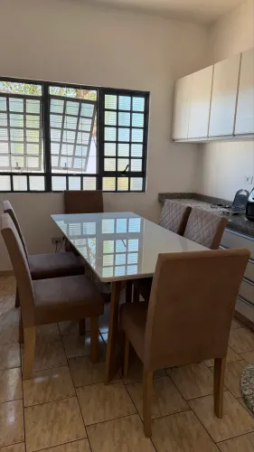Vendo mesa de jantar c/ 6 cadeiras 
