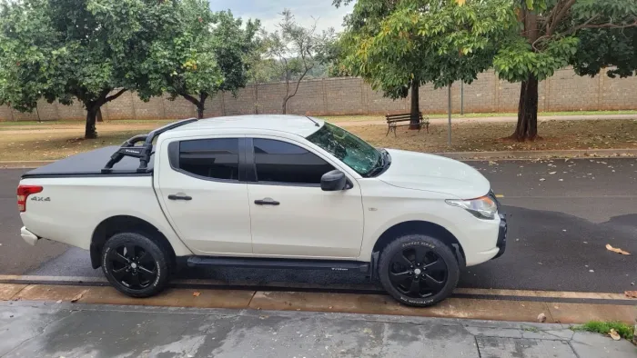 Mitsubishi L200 Triton Sport GLX 2.4 CD Diesel Mec. 2020