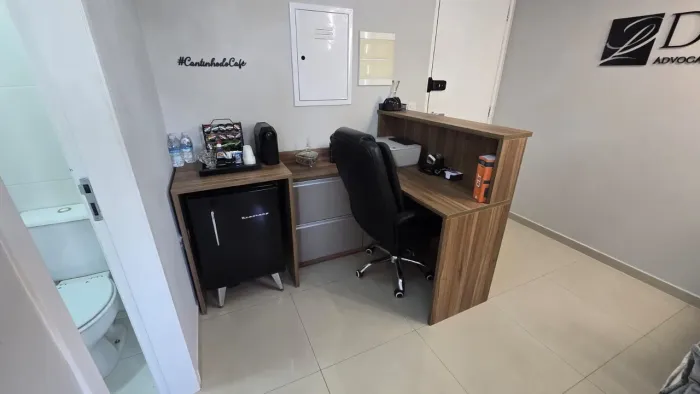 Mesa para escritório/consultório com armário