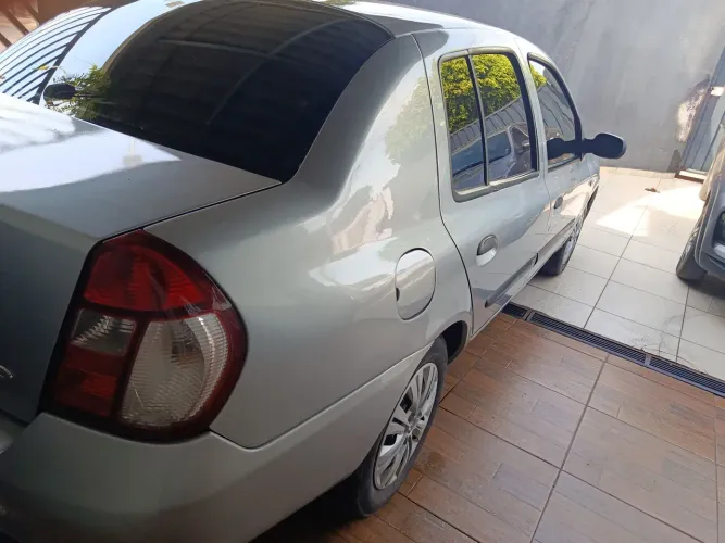 Renault Clio Sed. Authentique Hi-flex 1.0 16V 4P 2006