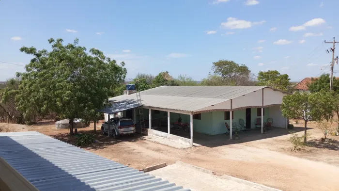 Vende se Sítio com grande área verde e quitinetes para alugar.