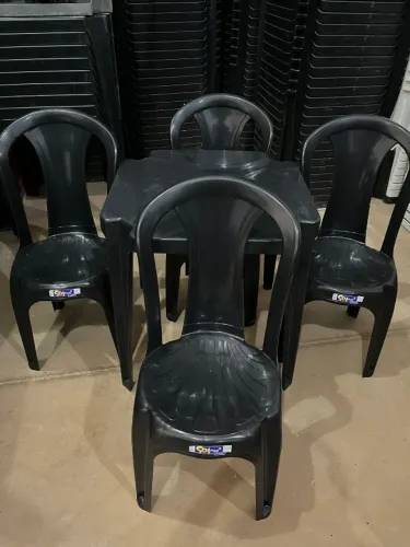 Jogo de Mesa com Cadeiras de Plastico