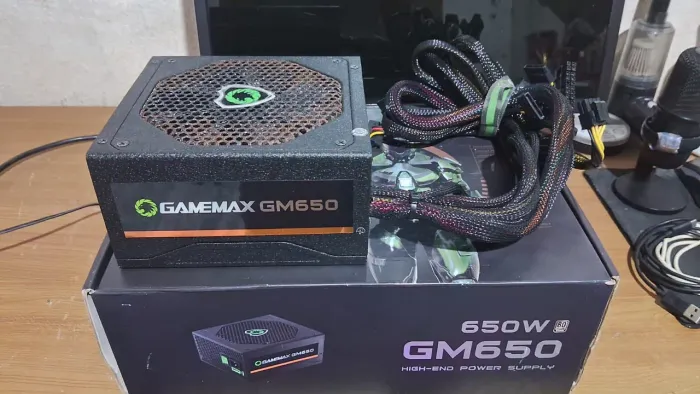 Fonte 650W GM Gamemax 80 Plus Bronze, funcionando perfeitamente.
