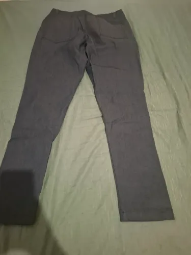 Calça skinny feminina disponível