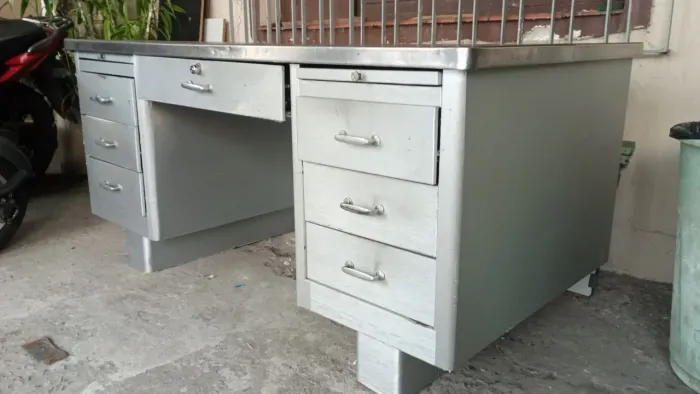 Escrivaninha vintage de metal estilo "tanker desk"típica dos anos 1960/1970
