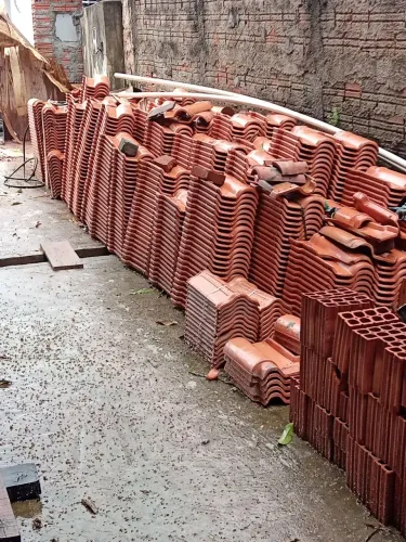 Sobra de material de telhado e janelas