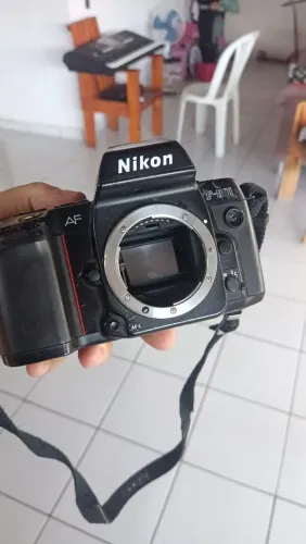 Câmera fotográfica analógica Nikon 