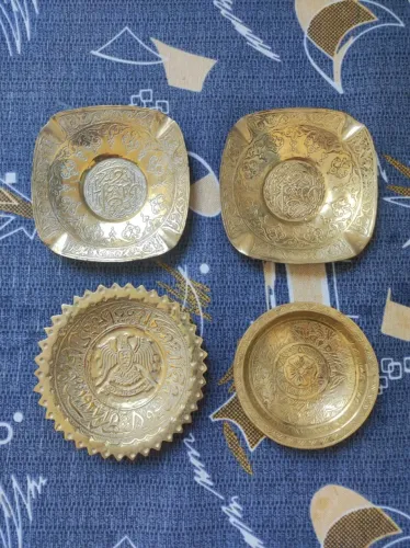 Conjunto 4 Cinzeiros/Pratinhos Sírios em Latão Cinzelado à Mão - Damascus Anos 50