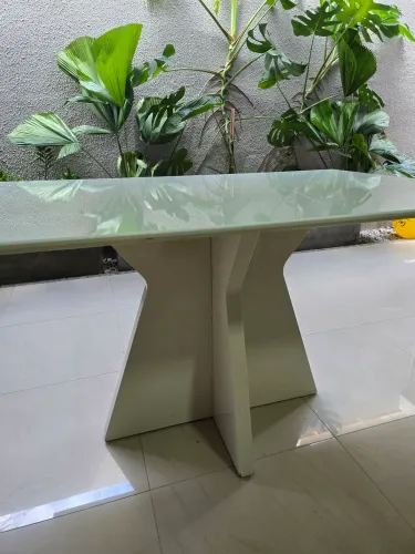 Vendo linda mesa laqueada com tampo de vidro. 