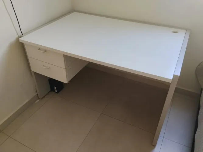 Mesa muito resistente e ampla.