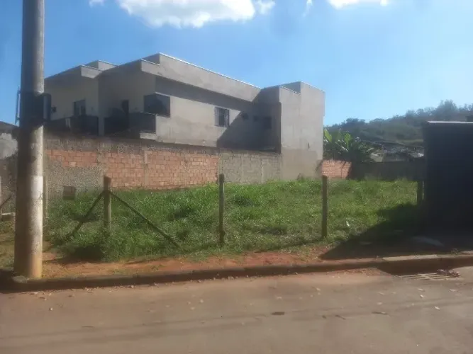 Lote de 416 m², Plano, laterais e fundo Murados, Próximo à Vale e em frente ao Villa hotel