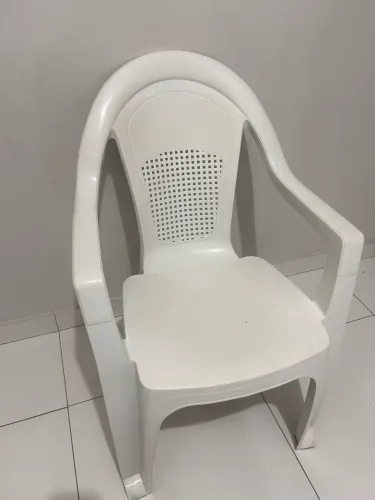 Cadeira de plástico com braço