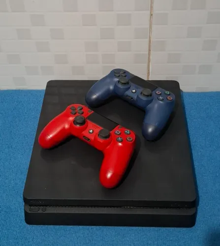 PlayStation 4 Slim - 1TB - 2 Controles