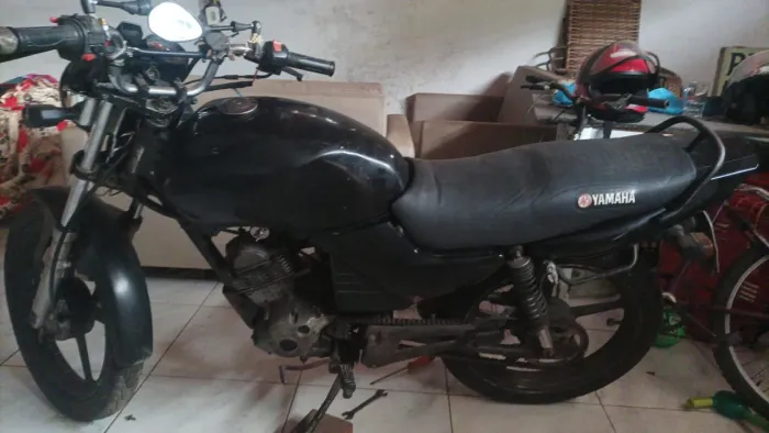 Ybr 125 a partida, troco em iPhone do meu agrado