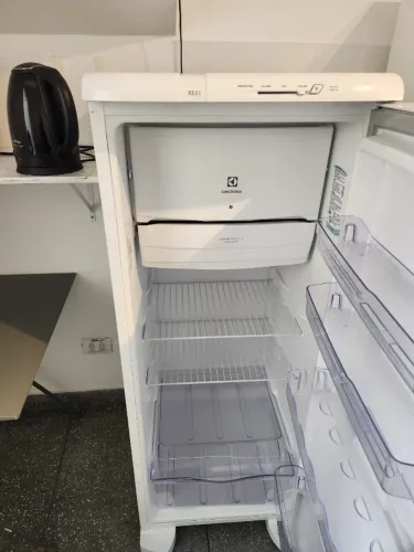 Geladeira Electrolux RE31 - 240 Litros - Funcionando Perfeitamente