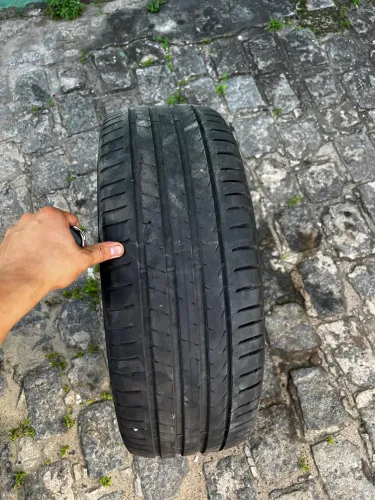 Pneu 235/45 19