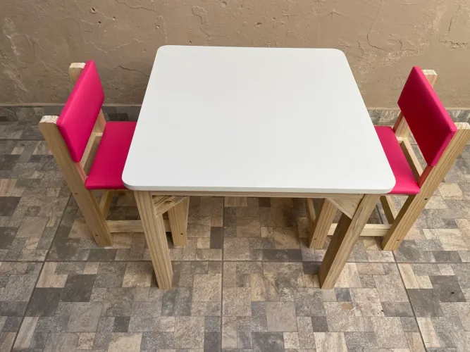 Mesa infantil com cadeiras estofadas rosas