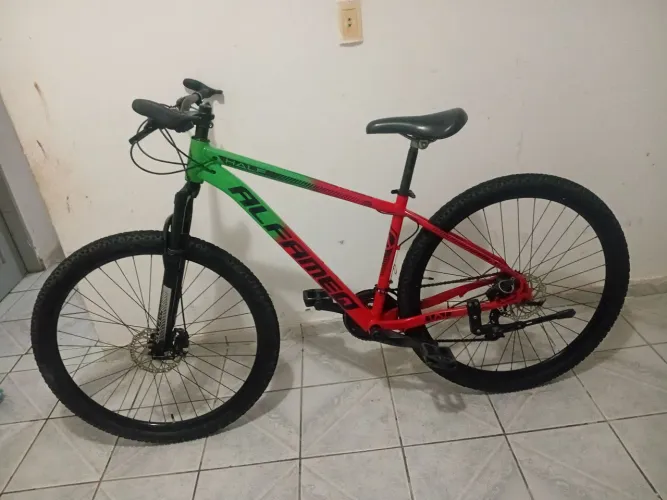 Vendo bicicleta aro 29 toda equipada valor 750 pra vender rápido com documentos.