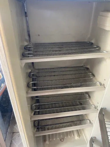 Freezer Brastemp com ferrugem na porta, gelando muiiito 350,