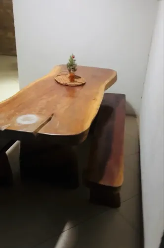 Mesa e banco de madeira maciça 