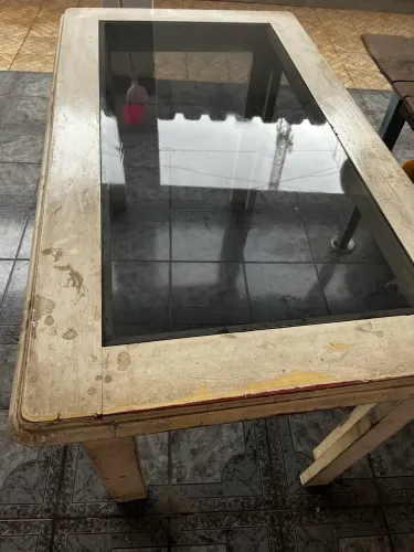 Mesa de madeira maciça com tampo de vidro