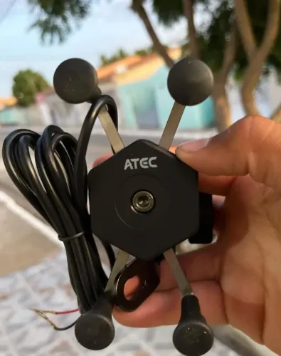 Suporte de celular para moto com entrada para carregamento 