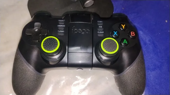 Controle Sem Fio Bluetooth Ípega PG-9076 com Suporte para Celular e Dongle