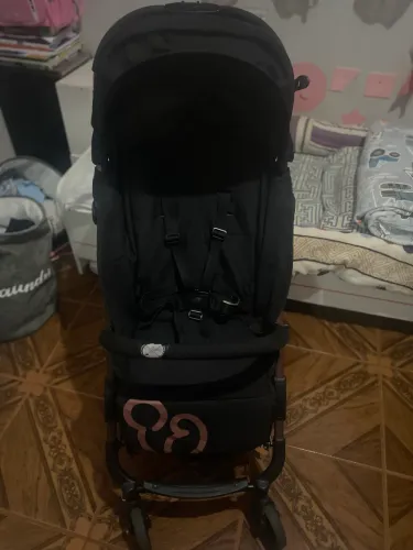 Carrinho de bebê.