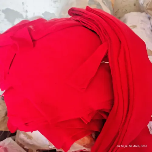 Vendo sacos de retalhos grandes ( peso entre 20 e 30 kilos ) cores sortidas .