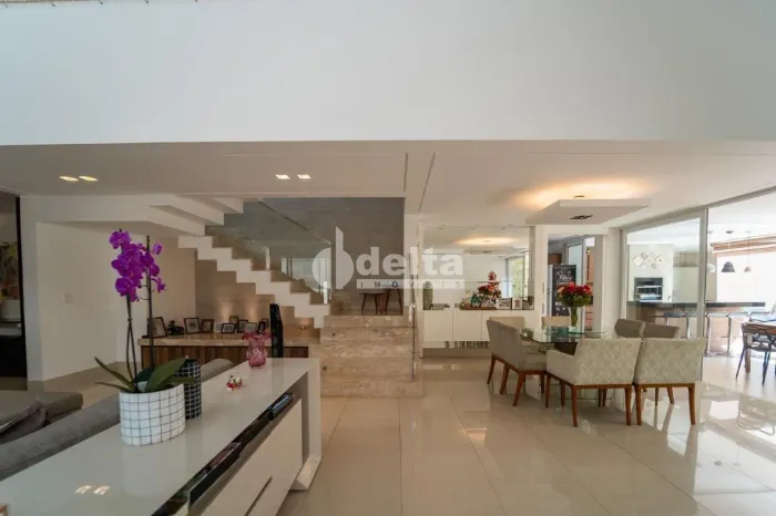 Casa no condomínio Bosque Karaiba disponível para venda em Uberlândia-MG