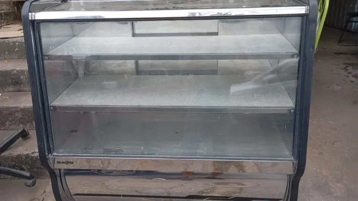 Balcão expositor frio inox funcionando perfeitamente semi novo tamanho 1:20 valor 1600;00 