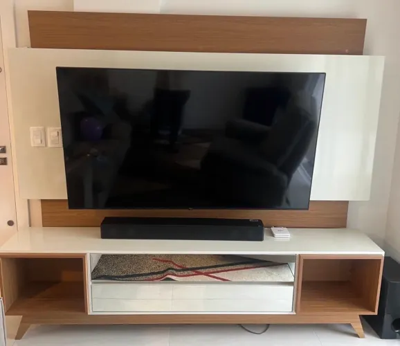 Painel para TV com Rack e Nichos - Design Moderno