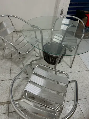 Mesa com balde de champanhe 