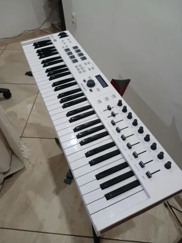 Teclado arturia + notebook com vários pianos