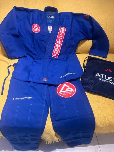 Kimono Gracie Barra A2 Atleta azul + Blusa R$750