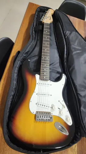 Guitarra Squier Fender Strat regulada e com upgrade.