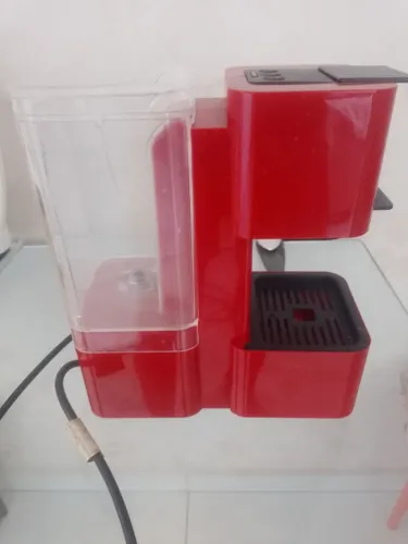 cafeteira expresso Três Corações Pop Plus na cor vermelha.  
