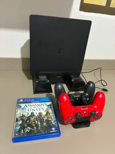 Ps4 slim 500GB, com 2 controles e acessórios.