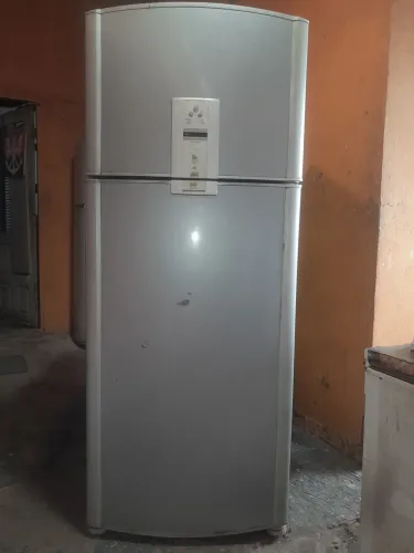 Vendo geladeira usada bom estado funcionado bem WhatsApp *86
