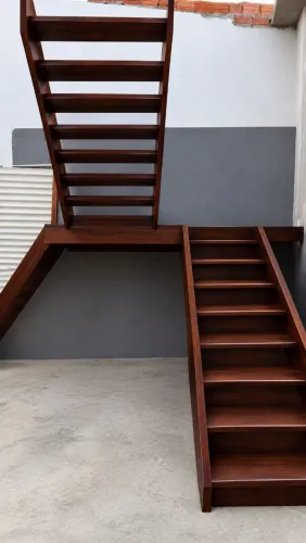 Escada de madeira