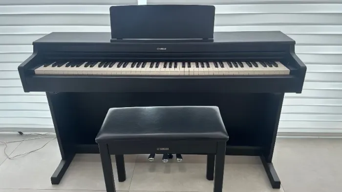 Piano Yamaha YDP 165 Arius preto