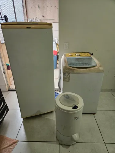 Geladeira, máquina e centrífuga