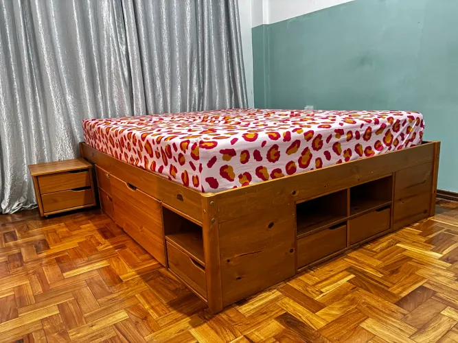 Cama Queen modulada de Madeira 