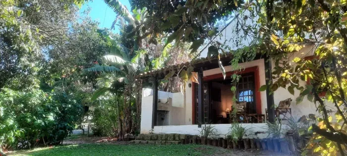 Residencial com 3 casas geminadas a poucos metros da praia da lagoinha Norte