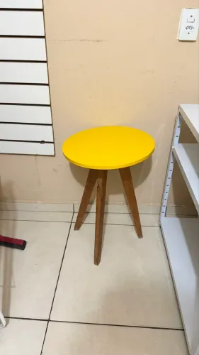 Mesinha de apoio pés palitos