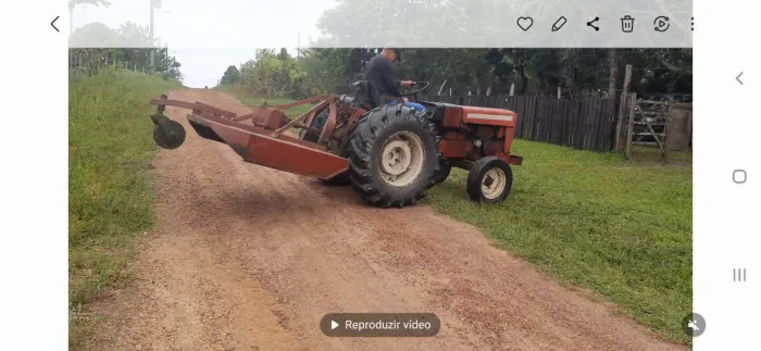 Vende trator Agrale hidráulico com grade, roçadeira e reboque, tudo em condições de uso. 